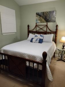 Anglers Reef Getaway في إسلامورادا: غرفة نوم بسرير كبير مع شراشف بيضاء
