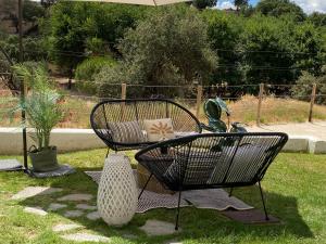 een smeedijzeren tafel en stoelen in de tuin bij El Capricho in El Ronquillo