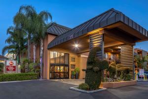 un edificio con una estatua delante de él en Best Western Plus Stovall's Inn en Anaheim