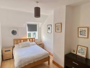 Tempat tidur dalam kamar di 1 Keelkyle Cottage Connemara Letterfrack County Galway