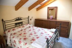 sypialnia z łóżkiem, komodą i lustrem w obiekcie The Sweet Garret w mieście Agerola