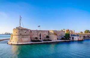un vecchio castello in mezzo all'acqua di Casa Semplice a Taranto
