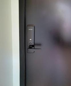 Une porte fermée avec un téléphone portable sur elle dans l'établissement Le lodge de Fourvière, à Lyon
