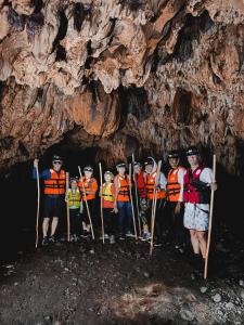 un grupo de personas de pie en frente de una cueva en Bayano Ecolodge, en Chepo