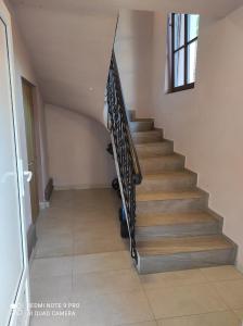 uma escada numa casa com corrimão de escada em Příjemné ubytování na farmě 