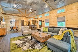 Posezení v ubytování Stylish Cabin by Beavers Bend Hot Tub and Fire Pit