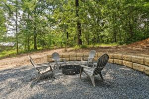 Zahrada ubytování Stylish Cabin by Beavers Bend Hot Tub and Fire Pit