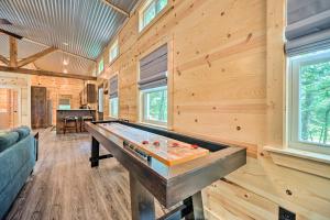 Posezení v ubytování Stylish Cabin by Beavers Bend Hot Tub and Fire Pit