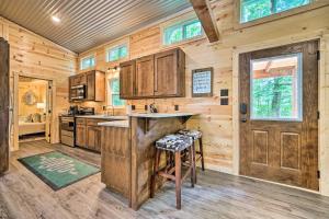 Kuchyň nebo kuchyňský kout v ubytování Stylish Cabin by Beavers Bend Hot Tub and Fire Pit