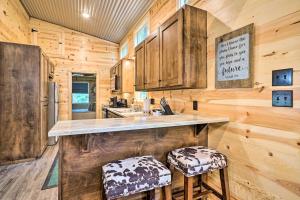 Kuchyň nebo kuchyňský kout v ubytování Stylish Cabin by Beavers Bend Hot Tub and Fire Pit