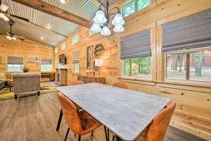 Fotografie z fotogalerie ubytování Stylish Cabin by Beavers Bend Hot Tub and Fire Pit v destinaci Broken Bow