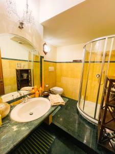 a bathroom with a sink and a shower and a toilet at Piazza Venezia Lulus Home in Rome