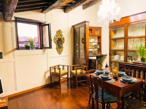 A restaurant or other place to eat at Piazza Venezia Lulus Home