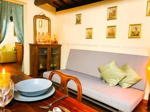 A seating area at Piazza Venezia Lulus Home