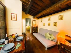 A seating area at Piazza Venezia Lulus Home