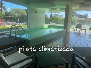 Πισίνα στο ή κοντά στο Hermoso Apartamento en Punta del Este, piso alto.