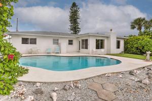 una piscina frente a una casa en Bayfront St Pete Beach Home with Outdoor Pool!, en St Pete Beach