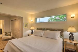 Un dormitorio con una cama y una ventana encima. en Bayfront St Pete Beach Home with Outdoor Pool!, en St Pete Beach 16 fotos más