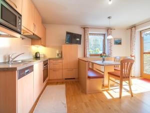 eine Küche mit einem Tisch und einem Esszimmer in der Unterkunft Schleicherhof I in Strass im Zillertal