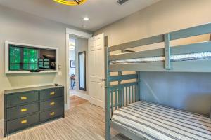 Voodi või voodid majutusasutuse Sunny FL Home Miss Millies Landing with Deck! toas