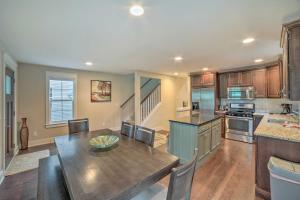 Gallery image of Benton Harbor Townhome with Golf Course View! in Benton Harbor +20 photos
