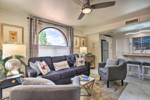 una sala de estar con un sofá y dos sillas en Lovely Green Valley Abode with Community Pool!, en Green Valley