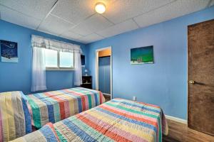 Postel nebo postele na pokoji v ubytování Walkable St Ignace Condo with Lake Huron Views