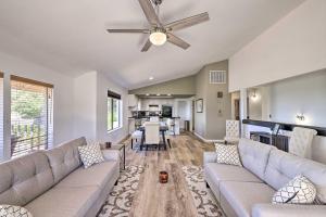 uma sala de estar com um sofá e uma ventoinha de tecto em Sonora Hideaway Garden, Balcony, and Scenic View! em Sonora