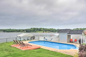 Bazén v ubytování Lakefront Greenwood Getaway with Saltwater Pool nebo v jeho okolí