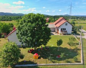 una vista aérea de una casa y un árbol en Kuća za odmor Antonio, en Gospić