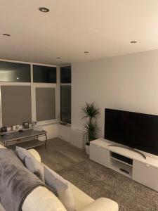 En TV eller et underholdningssystem på Spacious one bedroom ground floor apartment