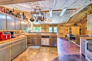 una grande cucina con elettrodomestici in acciaio inossidabile e soffitti in legno di Waterfront Home with 3 Decks on Lake of the Ozarks! a Sunrise Beach