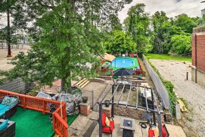 Afbeelding uit fotogalerij van Pittsburgh Home with Pool, Fire Pit and Game Room in Pittsburgh