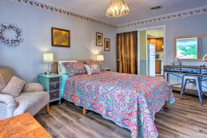 Säng eller sängar i ett rum på Charming Choteau Apartment Central Location!