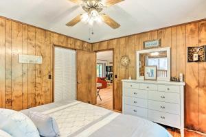 Un dormitorio con una cama blanca y una cómoda. en Quaint Murphy Cabin in Serene Wooded Setting!, en Murphy