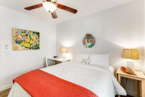 una camera da letto con un letto e un ventilatore a soffitto di Seacliff Retreat Gorgeous third-floor condo with pool, hot tub, & fitness room - walk to beaches a Oceanside Altre 24 foto