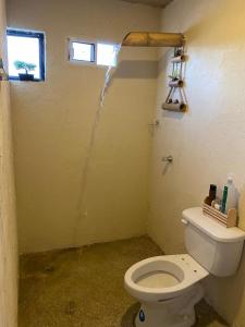 リオアチャにあるBAMBUUの小さなバスルーム(トイレ、窓付)が備わります。