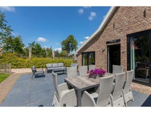 Zahrada ubytování Family House near Vrouwenpolder Beach