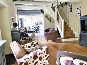 Χώρος καθιστικού στο Charming 1930s Home in Altillac