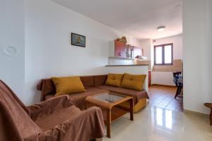 ein Wohnzimmer mit einem Sofa und einem Tisch in der Unterkunft Apartments Sabina, Mali Lošinj in Mali Lošinj