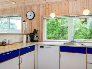 Kuchyň nebo kuchyňský kout v ubytování Holiday home Blokhus LVI