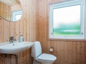 Koupelna v ubytování Holiday home Blokhus LVI