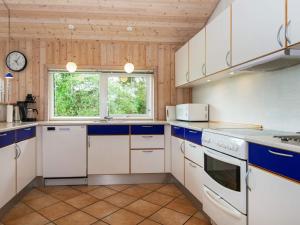 Kuchyň nebo kuchyňský kout v ubytování Holiday home Blokhus LVI