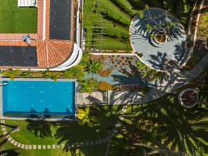 een uitzicht over een zwembad in een tuin bij Eden Meloneras by TAM Resorts in Maspalomas