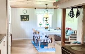 een keuken en eetkamer met een tafel en stoelen bij Nice Home In Svenljunga With 1 Bedrooms And Wifi in Svenljunga