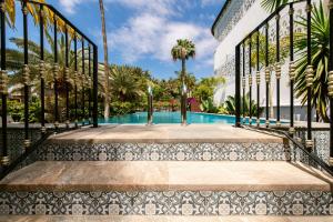 una escalera que conduce a una piscina en un edificio en Eden Meloneras by TAM Resorts en Maspalomas