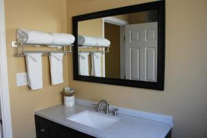 A bathroom at Carmel Wayfarer Inn