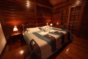 A bed or beds in a room at Pousada dos Quatís