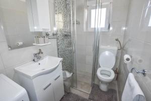 łazienka z toaletą, umywalką i prysznicem w obiekcie Apartment S and E w mieście Kali +10 zdjęć