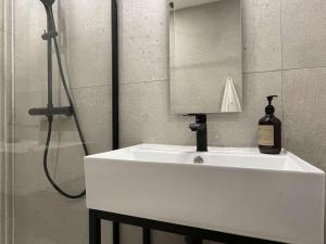 łazienka z białą umywalką i lustrem w obiekcie Spacieux 2 pièces rénové, proche mer, Banyuls-sur-Mer - FR-1-225C-105 w mieście Banyuls-sur-Mer +13 zdjęć